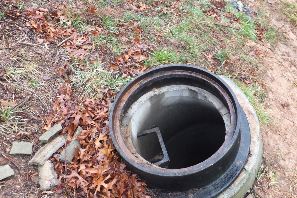 Open manhole used for Leachate dumping